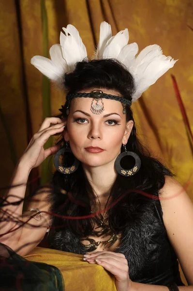 Vrouw in een pak van de american indian — Stockfoto