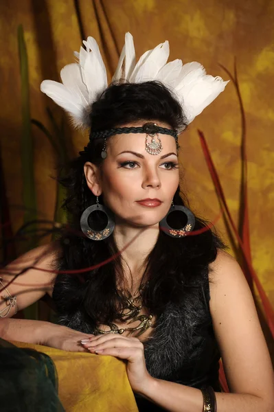Женщина в костюме американского индейца — стоковое фото