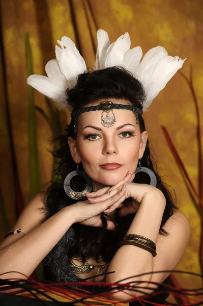 Femme dans un costume de l'Amérindien — Photo