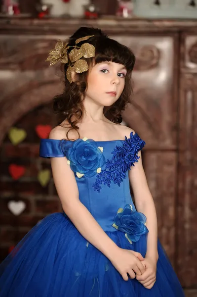 Κοριτσάκι σε ένα κομψό μπλε φόρεμα — Stockfoto