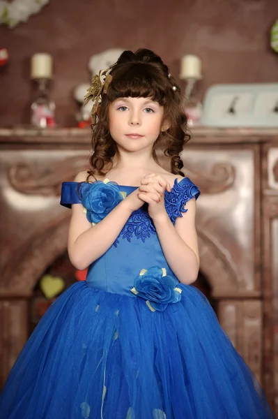 Κοριτσάκι σε ένα κομψό μπλε φόρεμα — Φωτογραφία Αρχείου
