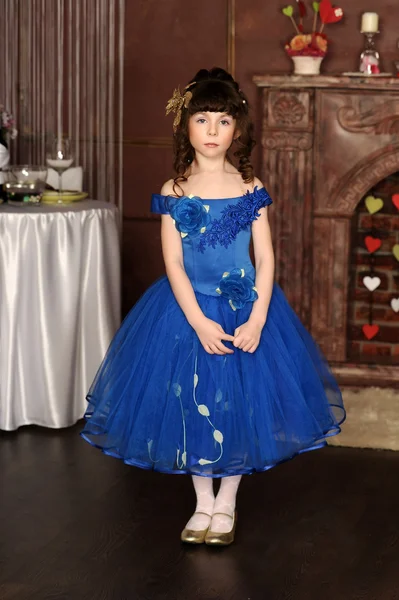 Niña en un elegante vestido azul —  Fotos de Stock