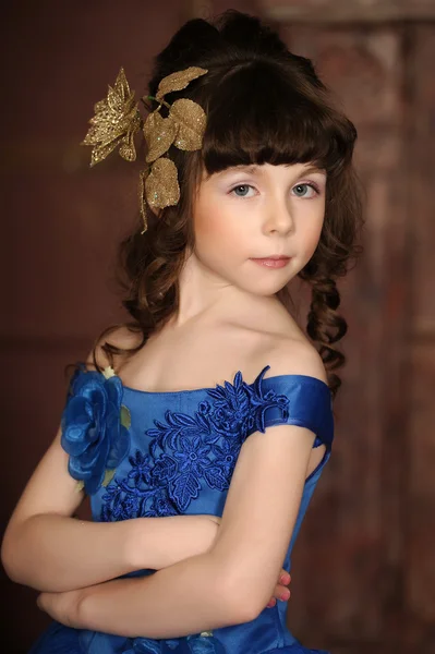 Kis lány egy elegáns kék ruha — Stock Fotó