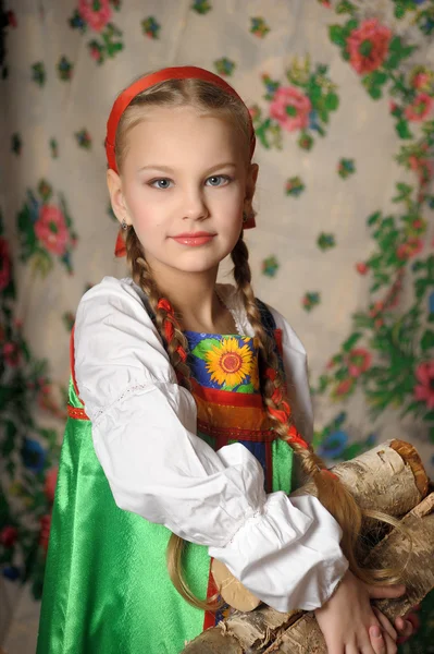 Menina em traje nacional russo . — Fotografia de Stock