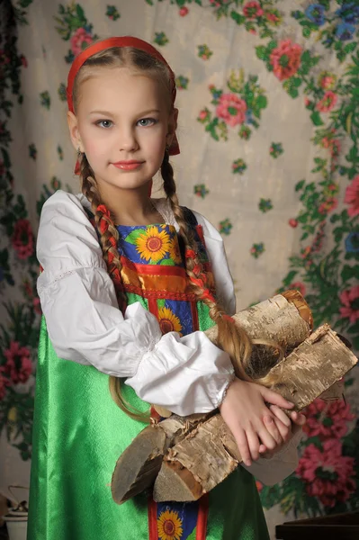Mädchen in russischer Tracht. — Stockfoto