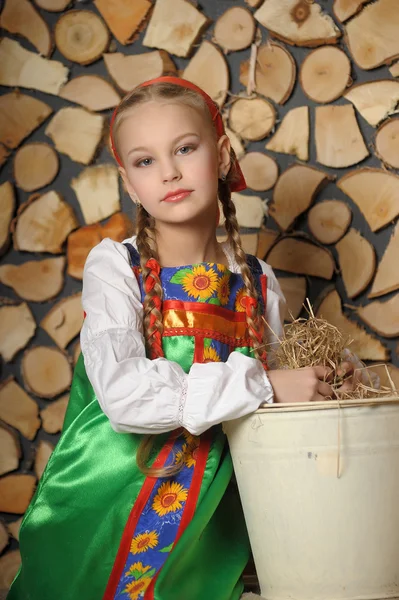 Flicka i ryska folkdräkt. — Stockfoto