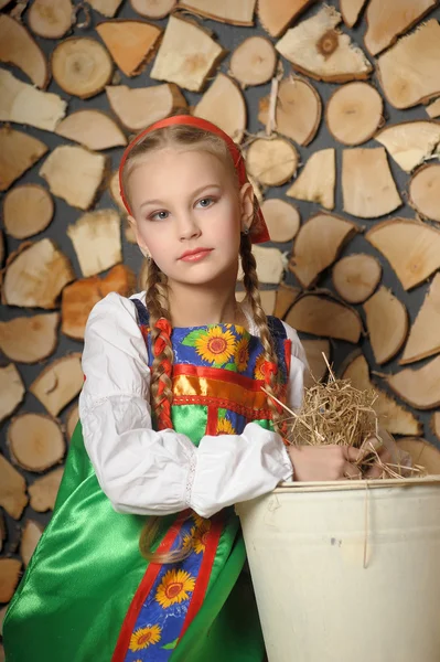 ロシアの民族衣装の女の子. — ストック写真