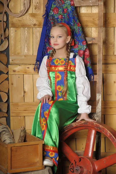 Meisje in klederdracht Russische. — Stockfoto