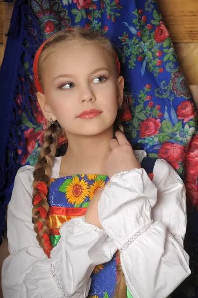 Meisje in klederdracht Russische. — Stockfoto