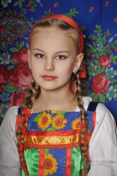 Menina em traje nacional russo . — Fotografia de Stock