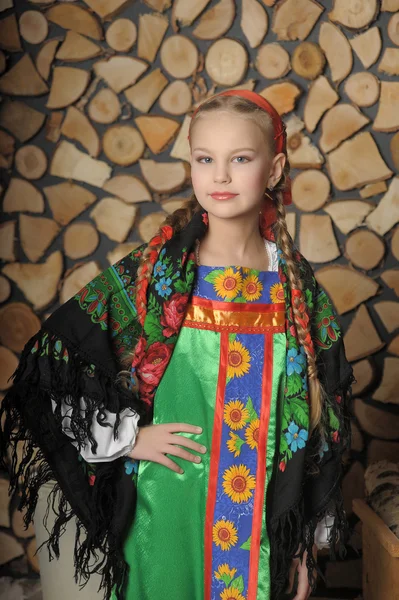 ロシアの民族衣装の女の子. — ストック写真