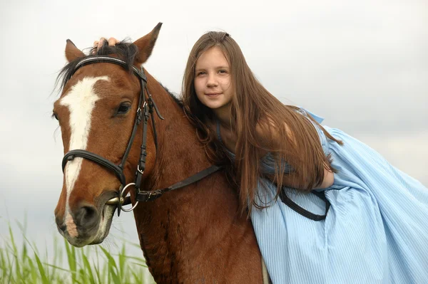 Adolescente dans une robe sur un cheval — Photo