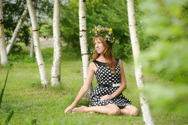Donna che indossa una corona di fiori accanto a una betulla — Foto Stock