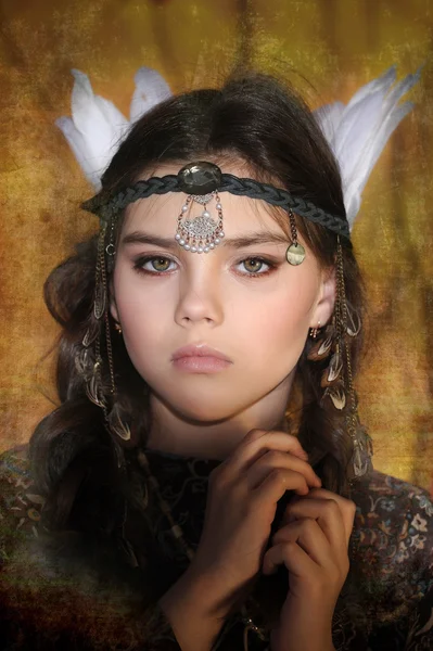 Close up portrait of American Indian girl with feathers head accessory — Stock Photo, Image