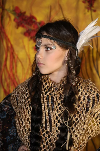 Close up portrait of American Indian girl with feathers head accessory — Stock Photo, Image