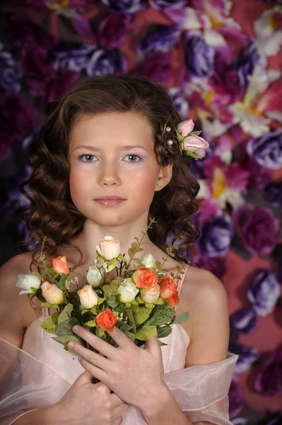 Girl with rose bouquet — Stock Photo, Image