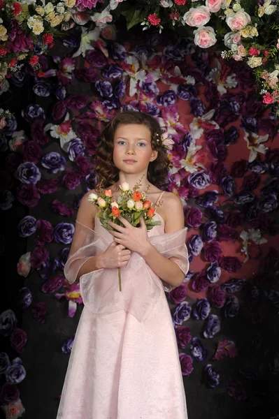 Girl with rose bouquet — Stock Photo, Image