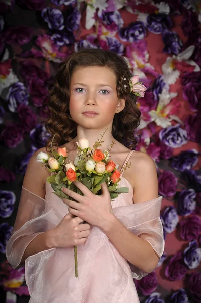 Dívka s růže kytice — Stock fotografie