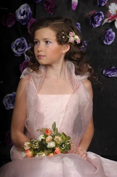 Ragazza con bouquet di rose — Foto Stock