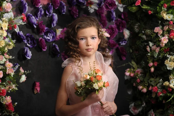 Chica con ramo de rosas — Foto de Stock