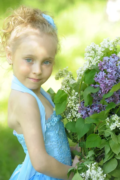 Menina com lilás — Fotografia de Stock