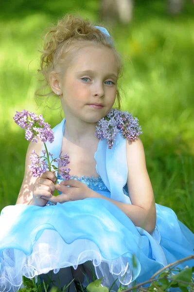 Menina com lilás — Fotografia de Stock