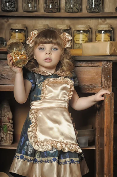 Menina em um quarto vintage — Fotografia de Stock