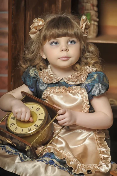 Menina em um quarto vintage — Fotografia de Stock