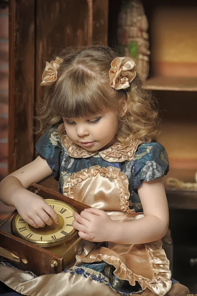 Menina em um quarto vintage — Fotografia de Stock