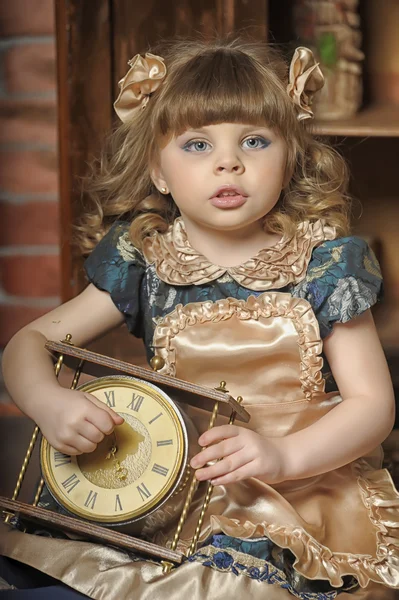 Mädchen in einem Vintage-Zimmer — Stockfoto