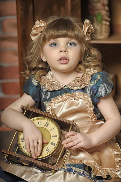 Menina em um quarto vintage — Fotografia de Stock