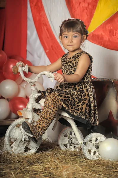Flicka på trehjuling — Stockfoto