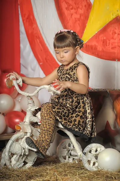 Kız üç tekerlekli bisiklet üzerinde — Stok fotoğraf