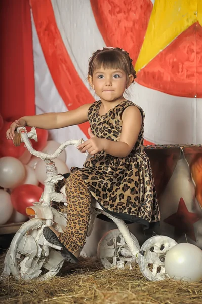 Kız üç tekerlekli bisiklet üzerinde — Stok fotoğraf