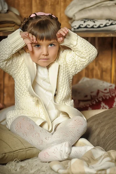 Meisje naast de garderobe — Stockfoto