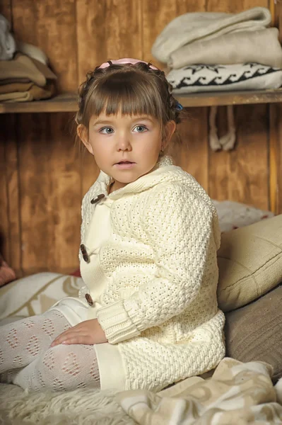 Κορίτσι δίπλα από την ντουλάπα — Φωτογραφία Αρχείου