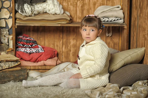 Mädchen neben der Garderobe — Stockfoto