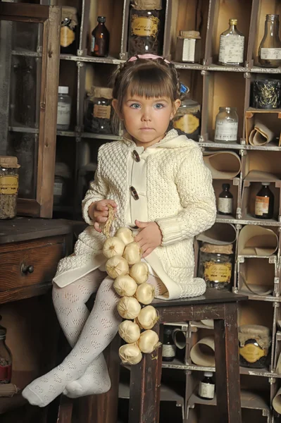 Chica en la vieja cocina — Foto de Stock