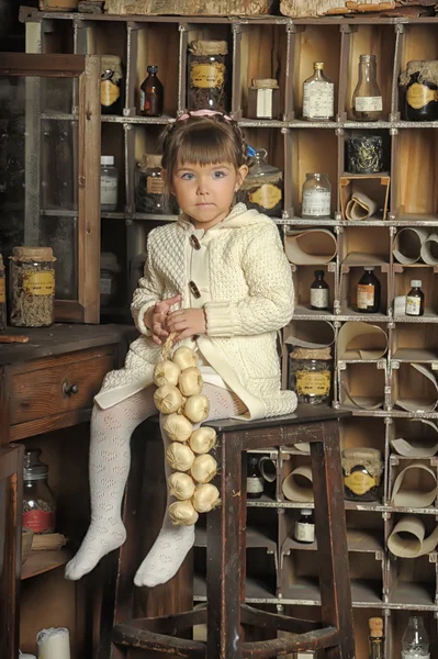 Dívka na starou kuchyň — Stock fotografie