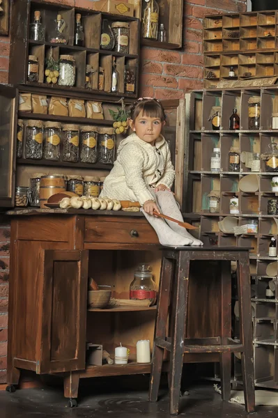 Chica en la vieja cocina — Foto de Stock