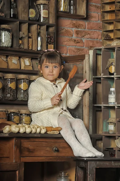 Девушка на старой кухне — стоковое фото