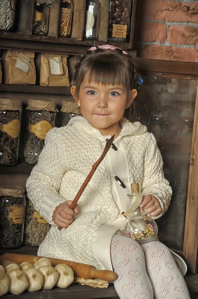 Menina na cozinha velha — Fotografia de Stock