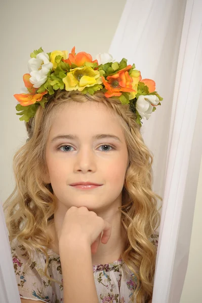 Portret van een meisje met een aftakking van bloemen op haar hoofd — Stockfoto