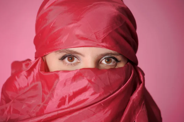 Porträt einer jungen arabischen Frau in rotem Satin — Stockfoto