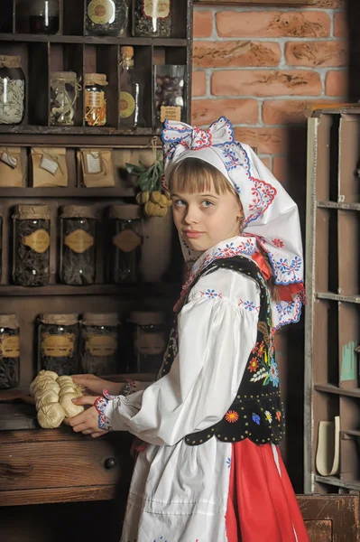 Menina polonesa em traje — Fotografia de Stock