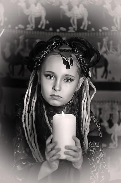Κορίτσι με κεριά — Φωτογραφία Αρχείου