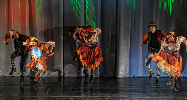 Show de danza folclórica —  Fotos de Stock