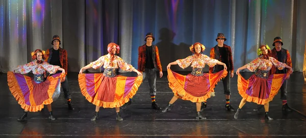 Performance de dança moderna — Fotografia de Stock