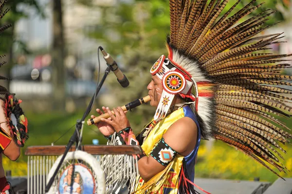 Ensemble indien se produisant dans la rue chantant — Photo