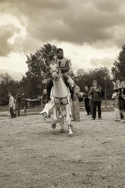 Cavaleiro medieval a cavalo — Fotografia de Stock